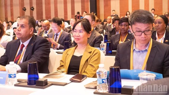 Tham tán, Trưởng phòng Chính trị Đại sứ quán Việt Nam tại Trung Quốc Phùng Thị Ngọc Ánh (giữa) tham dự phiên khai mạc diễn đàn.