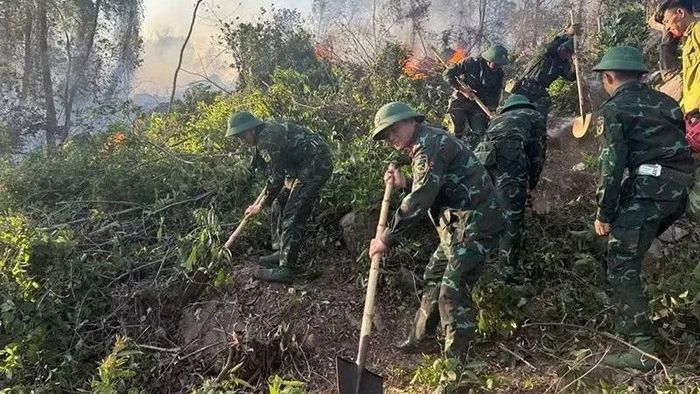 Bộ đội làm đường băng cản lửa.