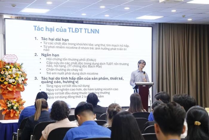 Bác sĩ Nguyễn Tuấn Lâm chia sẻ về tác hại của thuốc lá trong buổi lễ. (Ảnh: PHƯƠNG UYÊN)