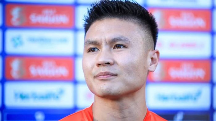 Tiền vệ Nguyễn Quang Hải trả lời phỏng vấn trước buổi tập chiều 24/6 của đội tuyển Việt Nam. (Ảnh: VFF)