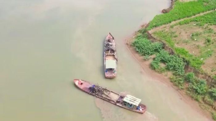 Hai trong ba phương tiện đang thực hiện hành vi hút cát trái phép trên sông Đồng Nai.
