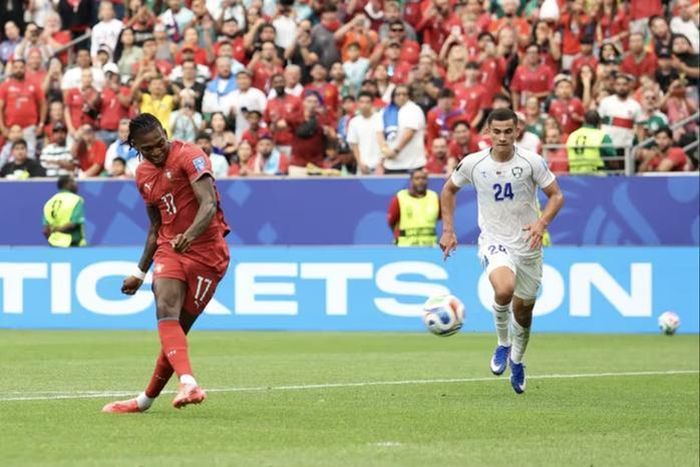  Rafael Leao ấn định chiến thắng 5-0 cho "Selecao châu Âu" 