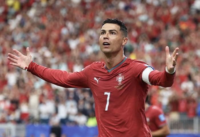  Ronaldo hoàn thành cú đúp, vượt kỷ lục ghi bàn của Eusebio cho tuyển Bồ Đào Nha 