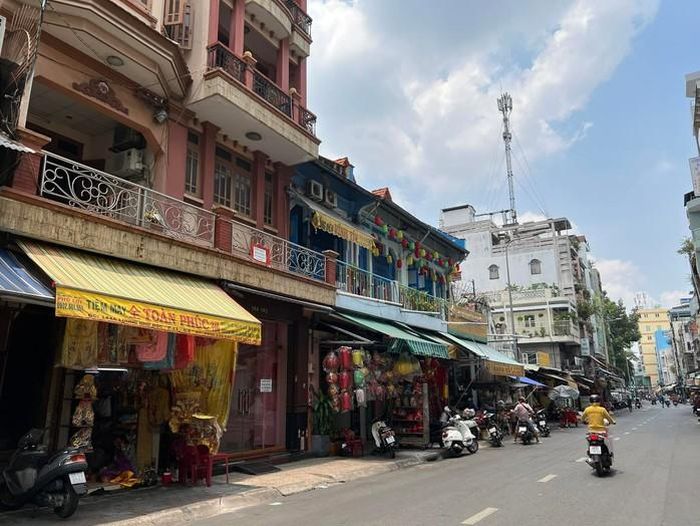 Khung cảnh vừa sôi động vừa thanh bình trên mỗi con đường ở Chợ Lớn. Ảnh: HUYỀN TRÂN