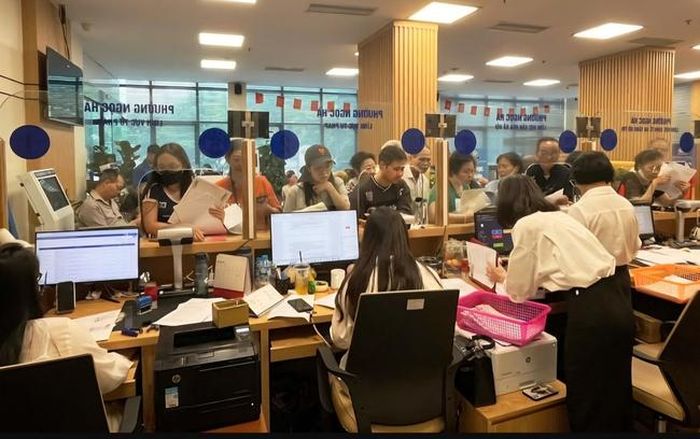 Người dân làm thủ tục hành chính tại UBND phường Ngọc Hà. Ảnh minh họa