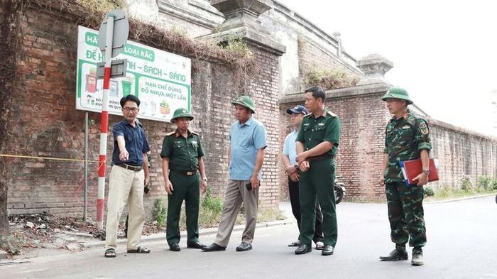 Khảo sát vị trí cửa Chánh Tây ở Đại Nội Huế nhằm xác minh thông tin có khu mộ liệt sĩ tập thể