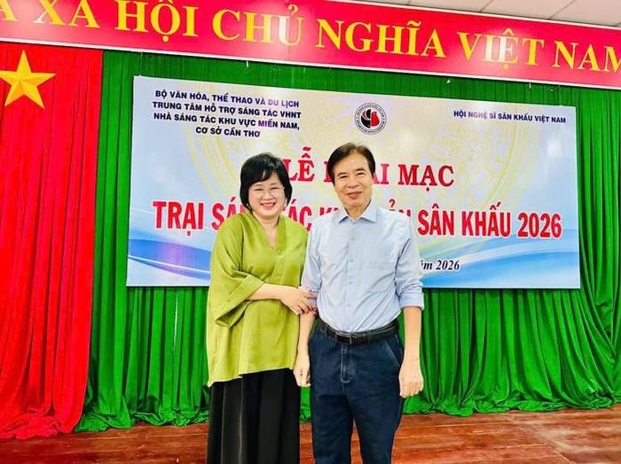 Tác giả Định Nguyên (con gái của họa sĩ Lê Văn Định) và NSND đạo diễn Giang Mạnh Hà
