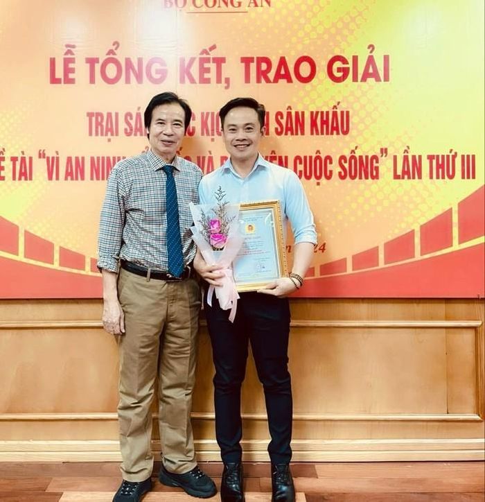 NSND đạo diễn Giang Mạnh Hà và tác giả Phạm Văn Đằng (Nhà hát Trần Hữu Trang)