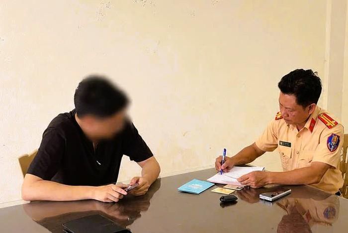 Lực lượng CSGT lập biên bản xử phạt thanh niên điều khiển ô tô che biển số