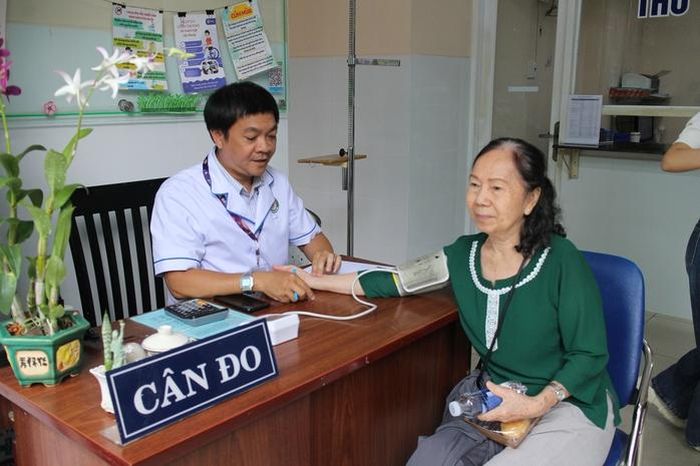 Người dân TPHCM khám bệnh bằng thẻ BHYT