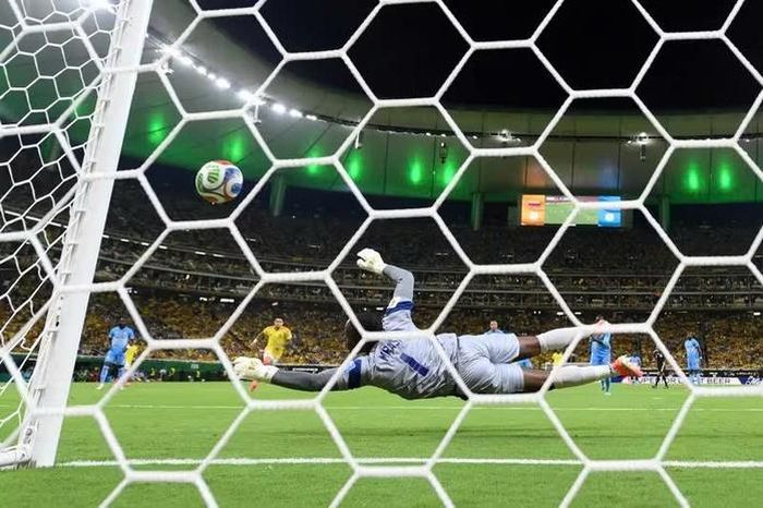  Thủ thành Lionel Mpasi chơi xuất sắc nhưng vẫn không thể giúp CHDC Congo giành điểm trước Colombia 
