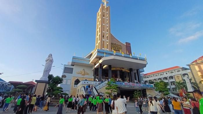Nhà thờ Tắc Sậy, một trong những điểm du lịch tâm linh, thu hút đông đảo người dân tại Cà Mau