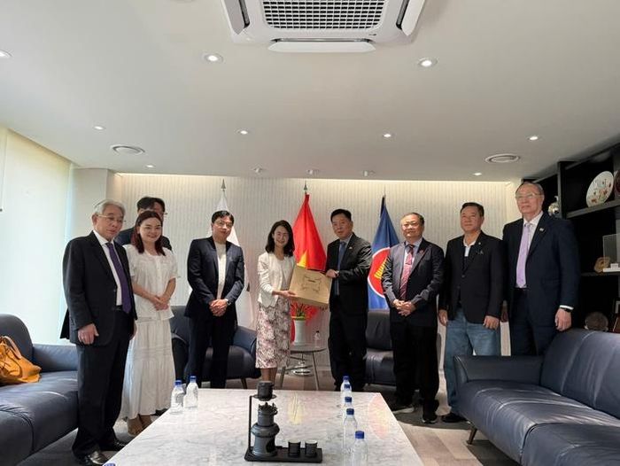 Đại biểu chụp ảnh lưu niệm