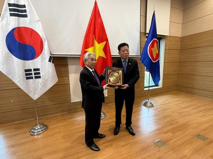 Nhà giáo ưu tú Lương Minh Cừ tặng quà lưu niệm cho ông Vũ Hồ