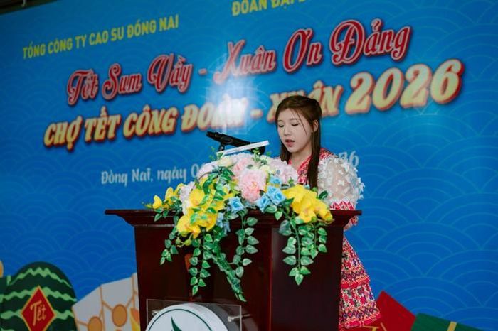 Chị Sùng Thị Sự tại một sự kiện của Tổng công ty cao su Đồng Nai
