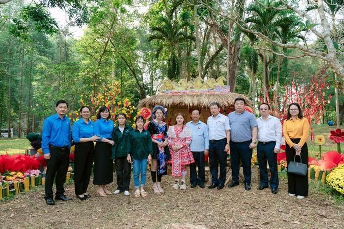 Chị Sùng Thị Sự (váy hồng) đổi đời khi làm công nhân cao su