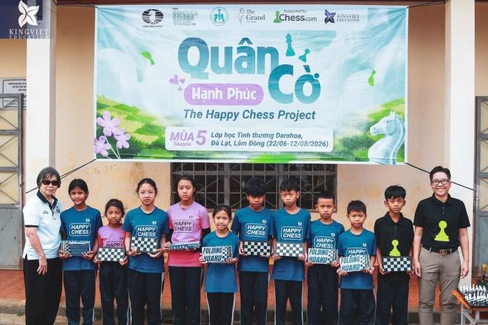 TS.Nguyễn Trà Giang (bìa phải) trao tặng đồng phục và bàn cờ vua cho lớp học