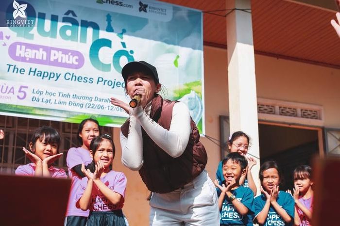 Rèn luyện tư duy cờ và nạp năng lượng qua những bước nhảy sôi động cùng HLV Ngọc Uyên.