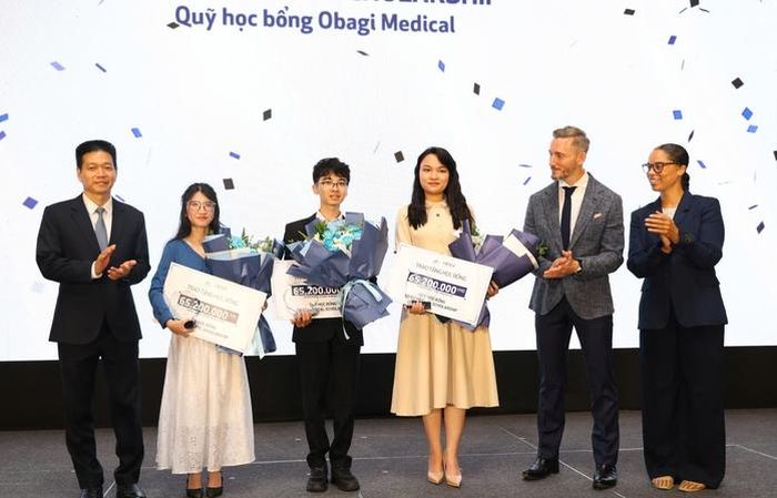 Ba bác sĩ nội trú chuyên ngành da liễu nhận học bổng hỗ trợ học tập và nghiên cứu trong một năm