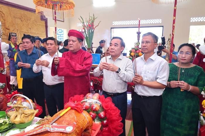 Bí thư Tỉnh ủy Trần Phong (áo đỏ) và lãnh đạo tỉnh thực hiện nghi lễ dâng hương tại Lễ hội Yến sào Khánh Hòa