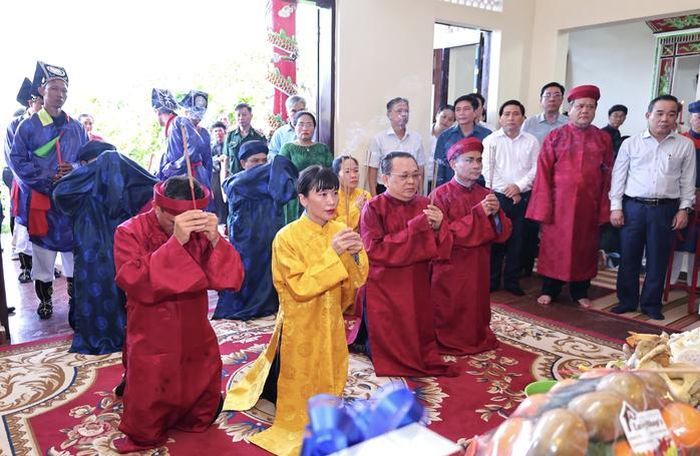 Lãnh đạo, nguyên lãnh đạo Công ty Yến sào Khánh Hòa thực hiện nghi lễ dâng hương lên thủy tổ ngành nghề yến sào.