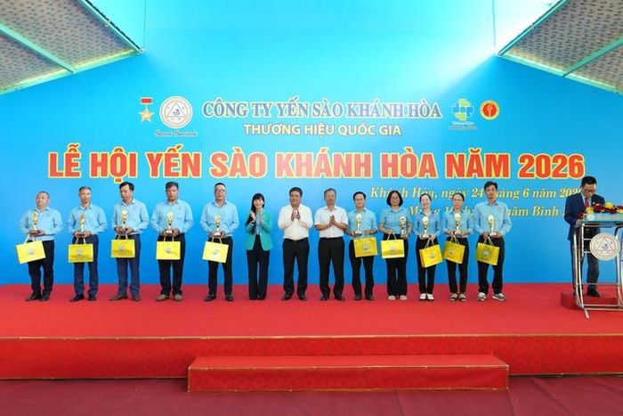 Bí thư Tỉnh ủy Trần Phong cùng lãnh đạo UBND tỉnh và công ty trao thưởng cho các cá nhân có thành tích xuất sắc.