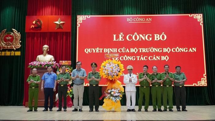 Ban Giám đốc Công an tỉnh cùng lãnh đạo các sở, ban, ngành tặng hoa chúc mừng Đại tá Phạm Thanh Tùng. Ảnh: Công an tỉnh Tây Ninh