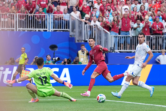Ronaldo nâng tỷ số lên 3-0. Ảnh: AP