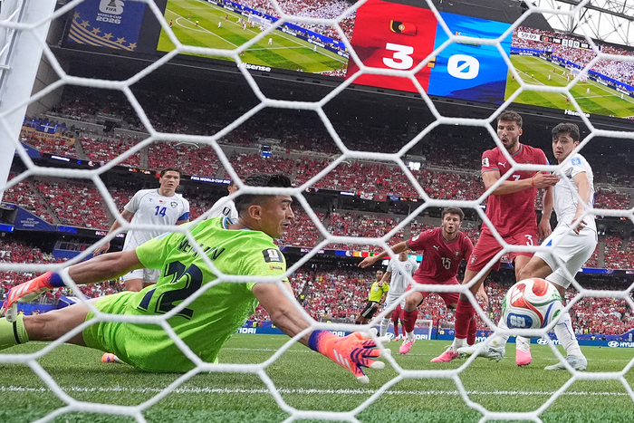 Tình huống cầu thủ Uzbekistan phản lưới nhà, giúp tuyển Bồ Đào Nha dẫn 4-0.