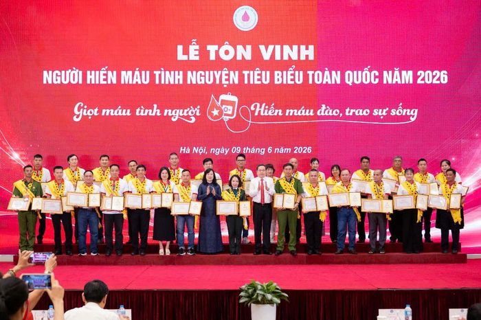 Chủ tịch Quốc hội Trần Thanh Mẫn và Bộ trưởng Bộ Y tế Đào Hồng Lan trao Bằng khen tôn vinh Trung tá QNCN Đinh Thị Hà cùng các đại biểu là người hiến máu tình nguyện tiêu biểu toàn quốc năm 2026. Ảnh: VŨ HIẾU