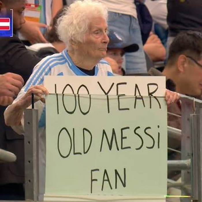 Ở tuổi 100, bà Pauline Kana thường xuyên đến sân cổ vũ Messi. Ảnh: TalkSPORT