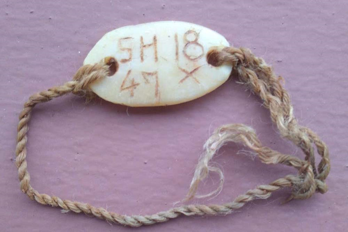 Biển nhỏ làm bằng nhựa khắc “SH-18- 47X”. 