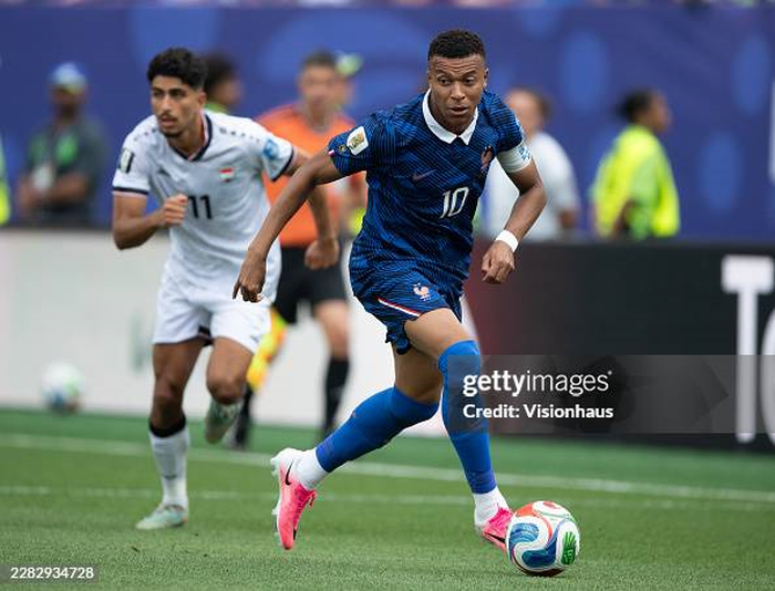 Kylian Mbappe khẳng định không có bất kỳ cuộc cạnh tranh cá nhân nào với Lionel Messi. Ảnh: Getty