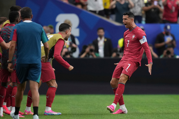 Đồng đội chung vui cùng Ronaldo sau bàn thắng mở tỷ số trận Bồ Đào Nha thắng Uzbekistan. Ảnh: AP