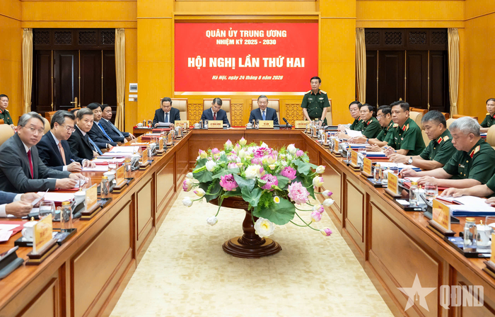 Đại tướng Phan Văn Giang, Ủy viên Bộ Chính trị, Phó thủ tướng Chính phủ, Phó bí thư Quân ủy Trung ương, Bộ trưởng Bộ Quốc phòng điều hành hội nghị.