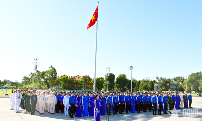 Các đại biểu dự lễ thực hiện nghi thức chào cờ.