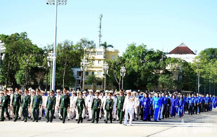 Đoàn đại biểu trang nghiêm bước vào khu vực tổ chức Lễ báo công dâng Bác.