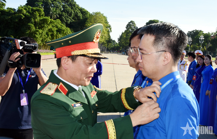 Đại diện Bộ tư lệnh Lăng Chủ tịch Hồ Chí Minh gắn Huy hiệu Bác Hồ tặng lãnh đạo Trung ương Đoàn tại buổi lễ.