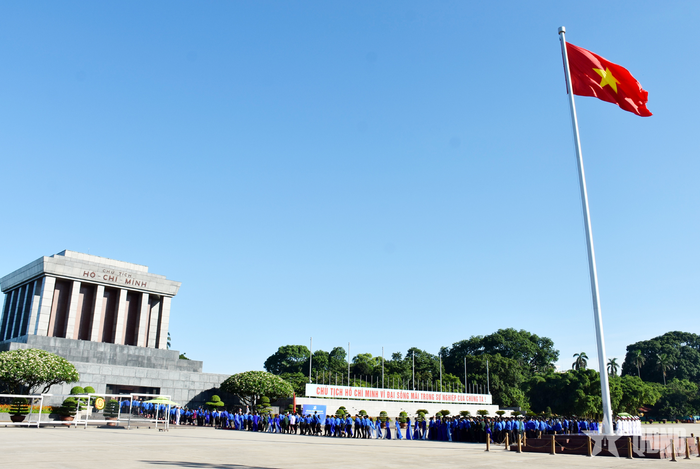 Đoàn đại biểu thành kính vào Lăng viếng Chủ tịch Hồ Chí Minh vĩ đại.
