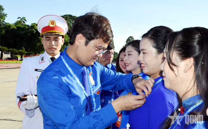 Lãnh đạo Trung ương Đoàn TNCS Hồ Chí Minh gắn Huy hiệu Bác Hồ tặng đại biểu tại buổi lễ.