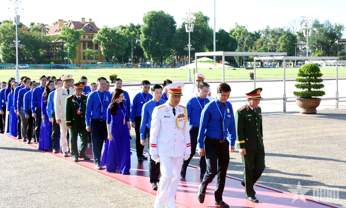 Đoàn đại biểu đặt vòng hoa, vào Lăng viếng Chủ tịch Hồ Chí Minh vĩ đại trước phiên khai mạc Đại hội đại biểu toàn quốc Đoàn TNCS Hồ Chí Minh lần thứ XIII.