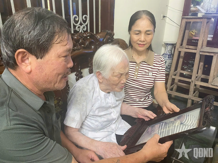 Mẹ Việt Nam Anh hùng Lê Thị Lục cùng người thân xúc động ôn lại những ký ức về con trai - Liệt sĩ Võ Đình Quang. 
