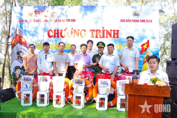 Trao tủ thuốc y tế và các vật tư sơ cấp cứu, chăn ấm, áo phao cứu sinh tặng bà con ngư dân.