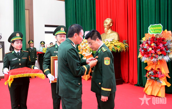 Thừa ủy quyền của Chủ tịch nước, Thiếu tướng Hoàng Hữu Chiến gắn Huân chương Chiến công hạng Nhì cho Đại tá Đỗ Ngọc Vĩnh.