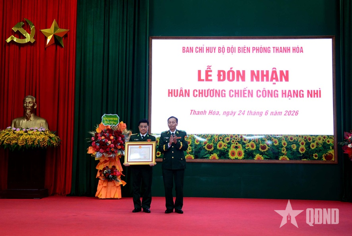 Thừa ủy quyền của Chủ tịch nước, Thiếu tướng Hoàng Hữu Chiến trao Huân chương Chiến công hạng Nhì cho Đại tá Đỗ Ngọc Vĩnh.