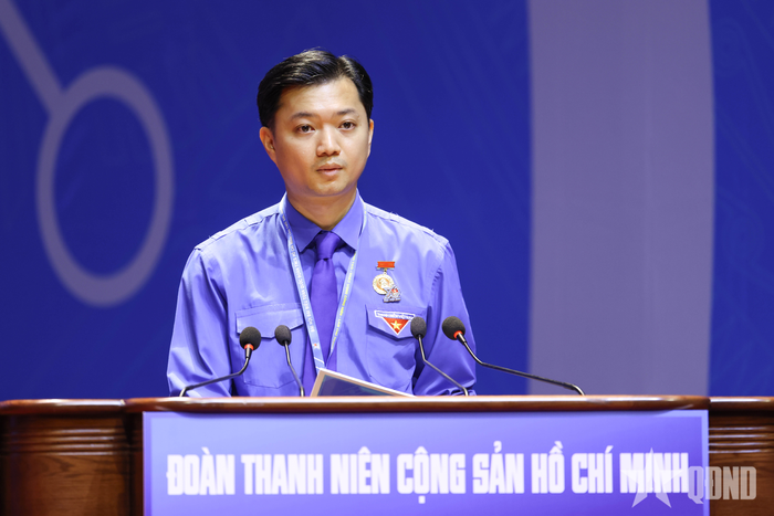 Đồng chí Nguyễn Minh Triết, Ủy viên dự khuyết Trung ương Đảng, Bí thư thường trực Trung ương Đoàn, Chủ tịch Hội Sinh viên Việt Nam thay mặt Đoàn chủ tịch trình bày tờ trình Dự thảo báo cáo tại Đại hội.