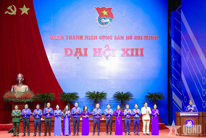 Đoàn Chủ tịch ra mắt Đại hội.