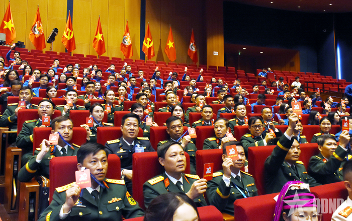 Các đại biểu biểu quyết thông qua nội dung tại phiên chính thức thứ nhất của Đại hội.