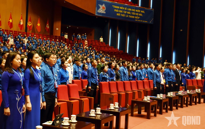Các đại biểu dự khai mạc Đại hội đại biểu toàn quốc Đoàn TNCS Hồ Chí Minh lần thứ XIII, nhiệm kỳ 2026-2031 thực hiện nghi thức chào cờ.