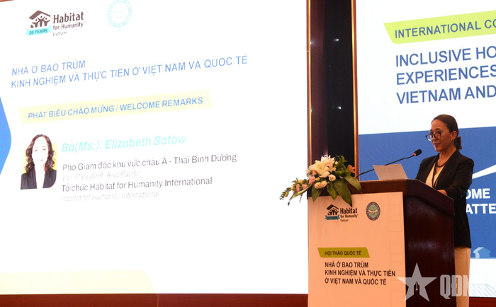 Bà Elizabeth Satow, Phó giám đốc Khu vực châu Á - Thái Bình Dương tổ chức Habitat for Humanity International phát biểu.